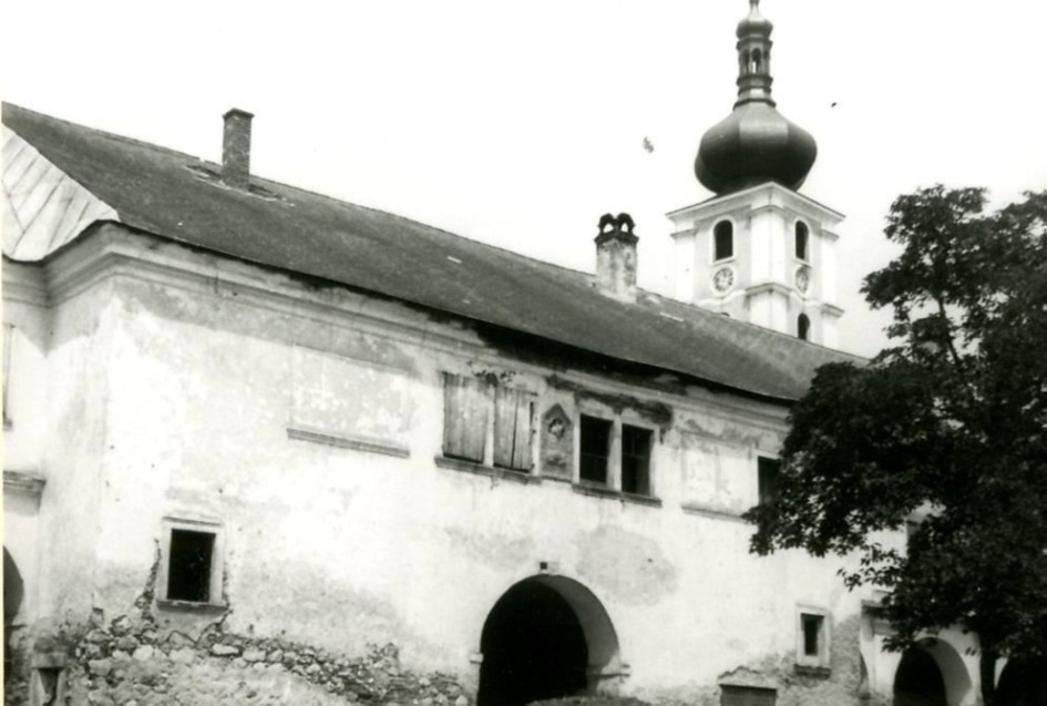 <span class=photo-slider-nadpisy>Časť fasády južného krídla kaštieľa na fotografii z roku 1938.</span><br><span class=zdroje>Zdroj: Archív Pamiatkového úradu Slovenskej republiky Bratislava.