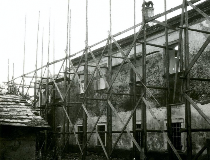 <span class=photo-slider-nadpisy>Severná fasáda južného krídla počas obnovy v roku 1954. <br><span class=zdroje>Zdroj: Archív Pamiatkového úradu Slovenskej republiky Bratislava, č. neg. 3675/8b, autor Švéda.</span> 