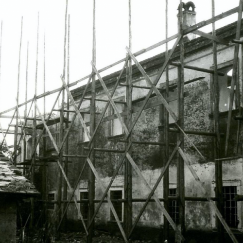 Severná fasáda južného krídla počas obnovy v roku 1954