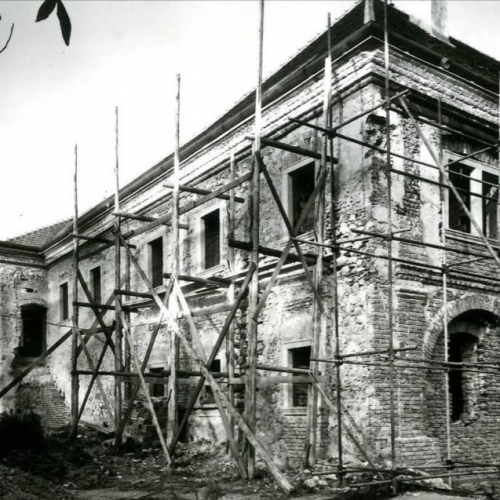 Západná fasáda severozápadného krídla a západná časť južného krídla počas obnovy v roku 1957